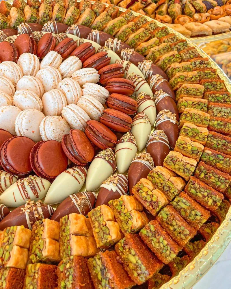 Geschenkplatte mit Baklava und Macarons