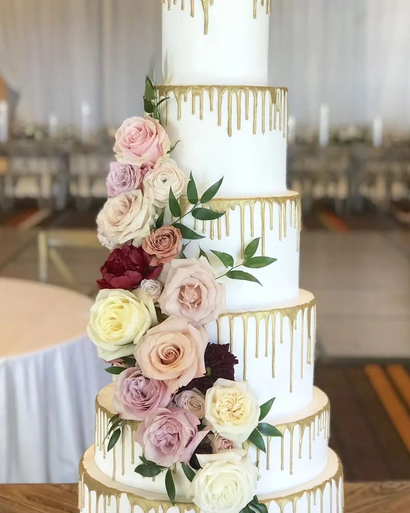 Mehrstöckige Hochzeitstorte mit Rosen